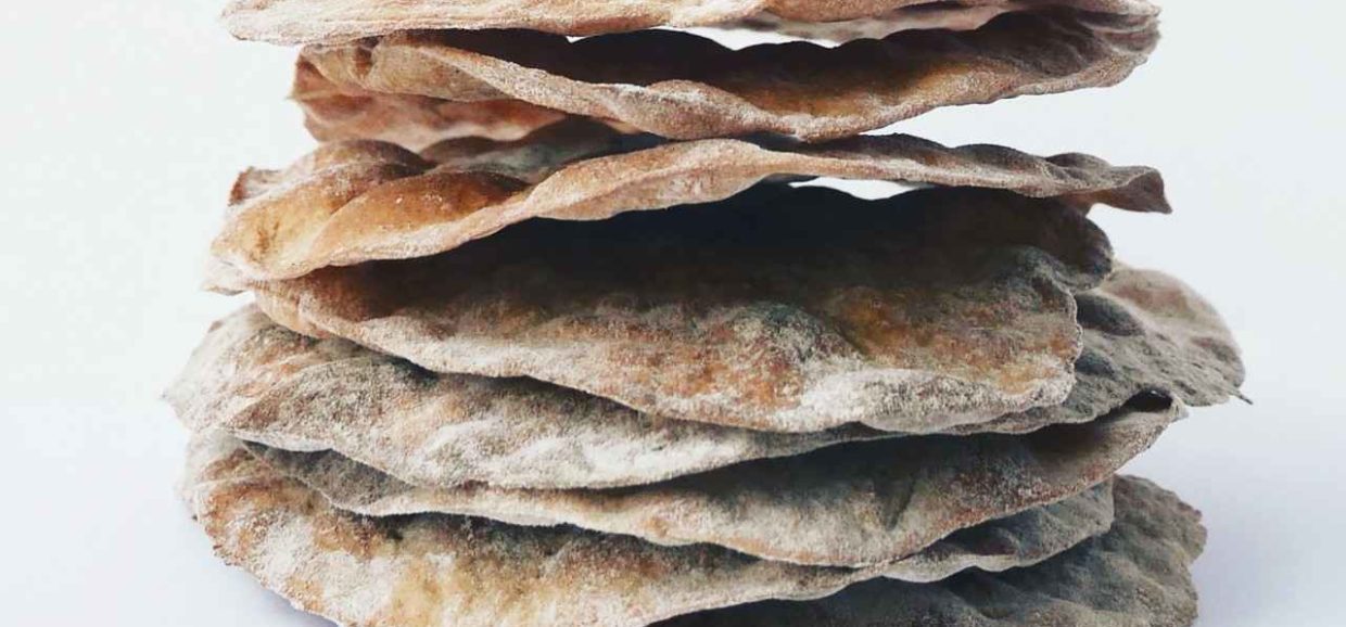 Συνταγή για υπέροχες τορτίγιες με αλεύρι ολικής άλεσης. Τραγανές από έξω και αφράτες από μέσα. Ιδανικές για το πρωινό μας.