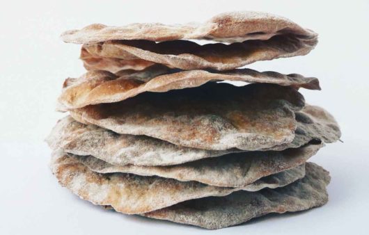 Συνταγή για υπέροχες τορτίγιες με αλεύρι ολικής άλεσης. Τραγανές από έξω και αφράτες από μέσα. Ιδανικές για το πρωινό μας.