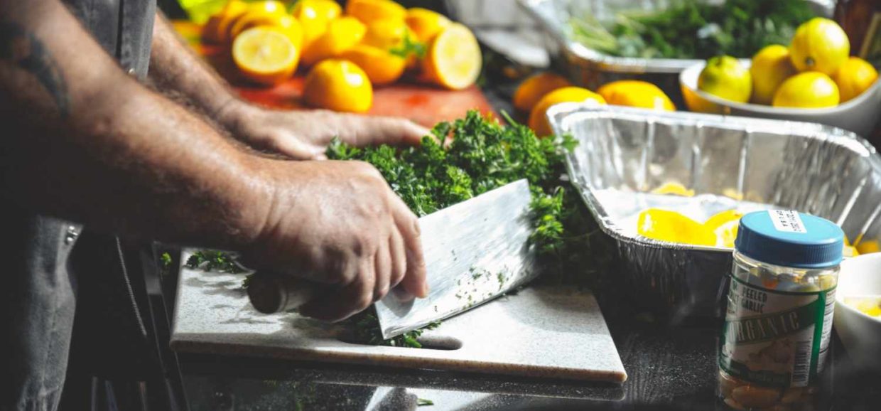 Διαβάστε τις παρακάτω 9 συμβουλές για αρχάριους στη κουζίνα. Θα σας βοηθήσουν να κατανοήσετε το πως πρέπει να σκέφτεστε και να μαγειρεύεται.
