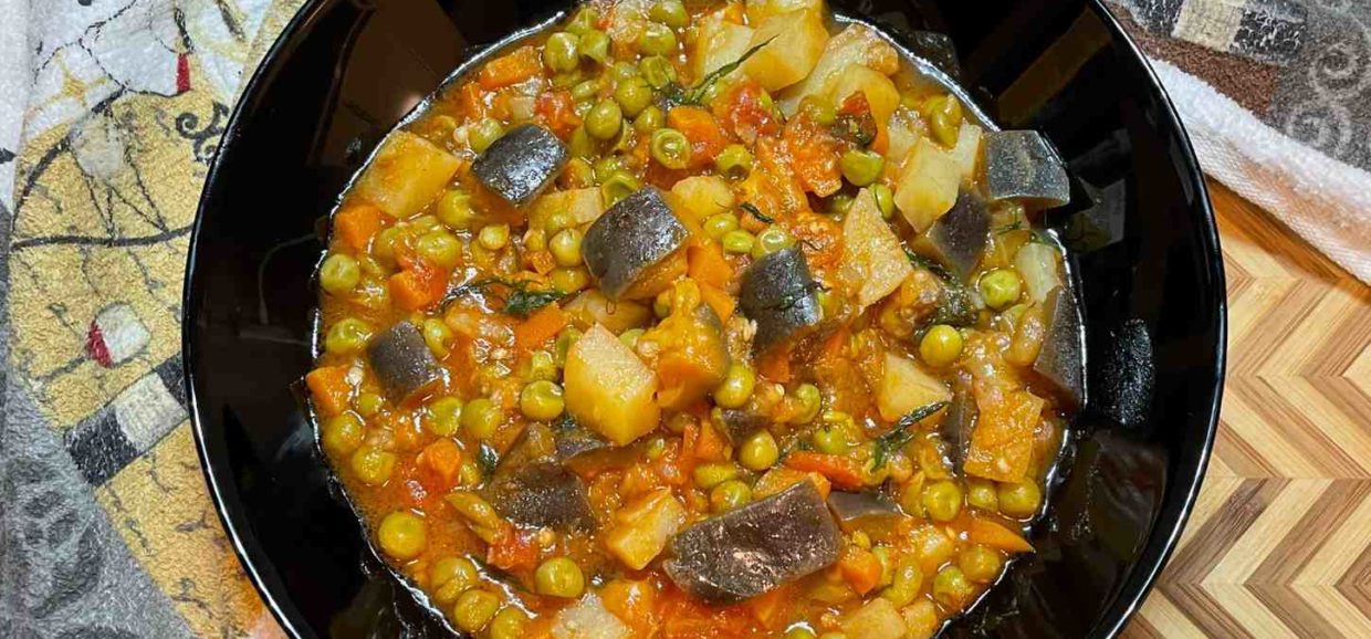 Συνταγή για αρωματικό κοκκινιστό αρακά με μελιτζάνες. Ένα υπέροχο φαγητό που σιγοβράζει και μελώνει μοναδικά.