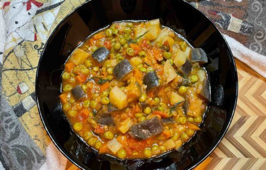 Συνταγή για αρωματικό κοκκινιστό αρακά με μελιτζάνες. Ένα υπέροχο φαγητό που σιγοβράζει και μελώνει μοναδικά.