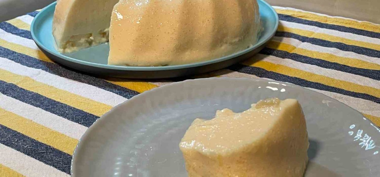 Συνταγή για γιαουρτοζελέ ροδάκινο με κομπόστα ανανά. Ένα υπέροχο, ελαφρύ και δροσερό επιδόρπιο που το φτιάχνουμε σε λίγα λεπτά.