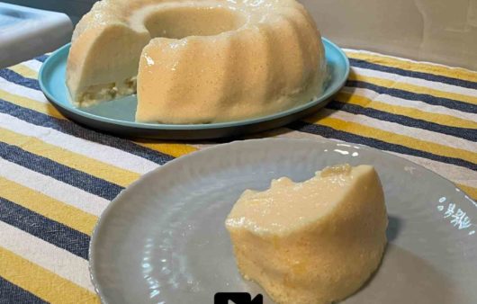 Συνταγή για γιαουρτοζελέ ροδάκινο με κομπόστα ανανά. Ένα υπέροχο, ελαφρύ και δροσερό επιδόρπιο που το φτιάχνουμε σε λίγα λεπτά.