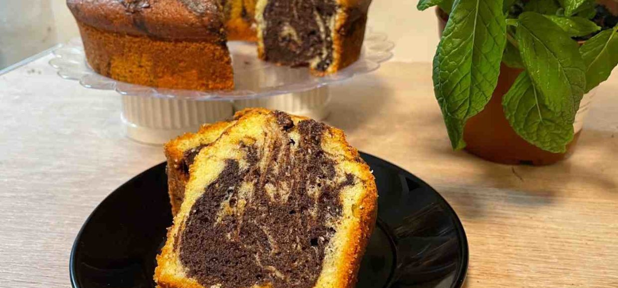 Συνταγή για κλασικό δίχρωμο marble κέικ βανίλια, σοκολάτα. Αφράτο, ζουμερό με έξτρα κομματάκια σοκολάτας, ιδανικό για το πρωινό.