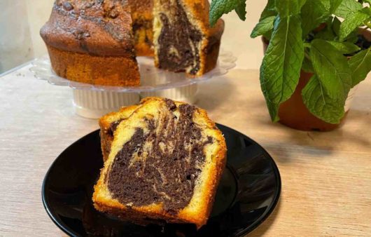 Συνταγή για κλασικό δίχρωμο marble κέικ βανίλια, σοκολάτα. Αφράτο, ζουμερό με έξτρα κομματάκια σοκολάτας, ιδανικό για το πρωινό.