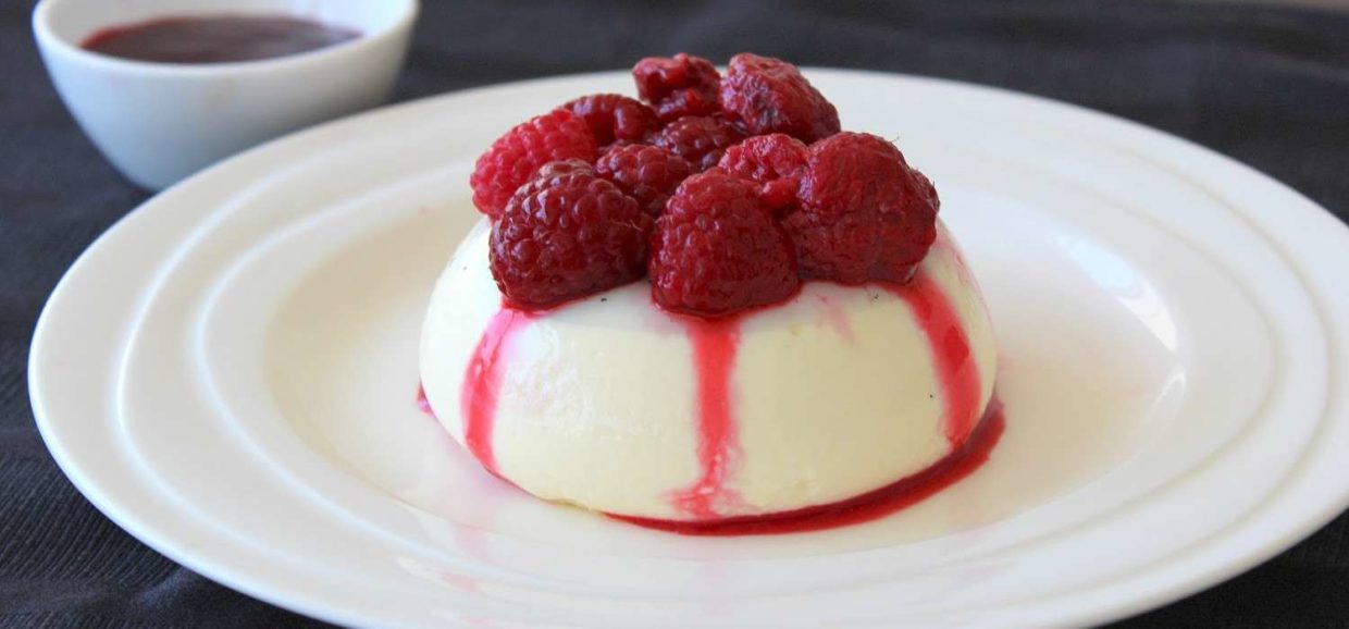 Συνταγή για μοναδικά αρωματική πανακότα με γεύση βανίλια που φυσικά προέρχεται από λοβό βανίλιας. Τα αρώματά της θα σας ενθουσιάσουν. 