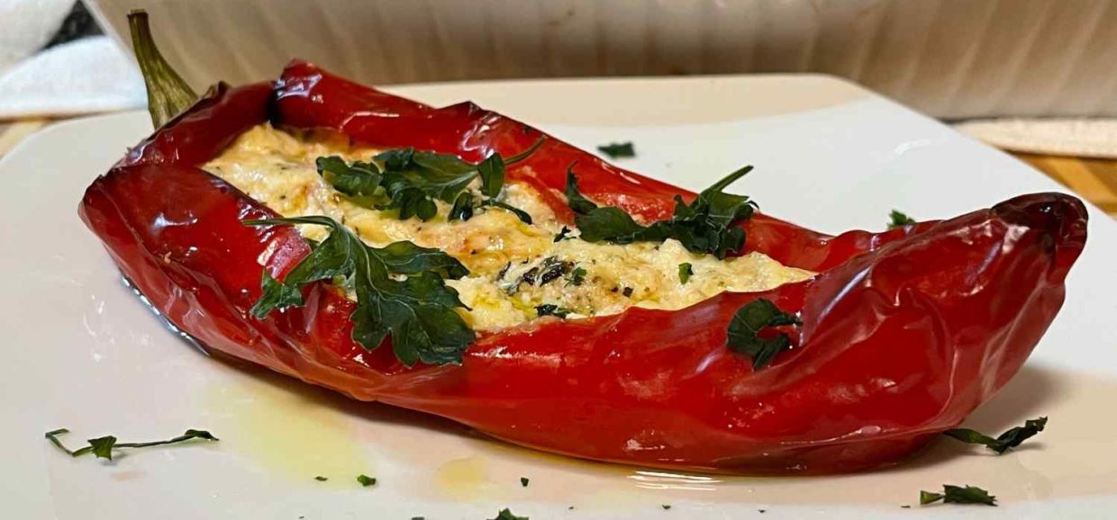 Φτιάξτε σε λίγα λεπτά μια υπέροχη συνταγή για γεμιστές πιπεριές Φλωρίνης γεμιστές με φέτα. Σερβίρετε με λίγο κρασάκι ή ούζο.