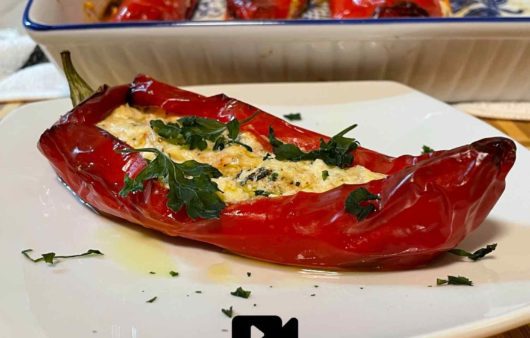 Φτιάξτε σε λίγα λεπτά μια υπέροχη συνταγή για γεμιστές πιπεριές Φλωρίνης γεμιστές με φέτα. Σερβίρετε με λίγο κρασάκι ή ούζο.