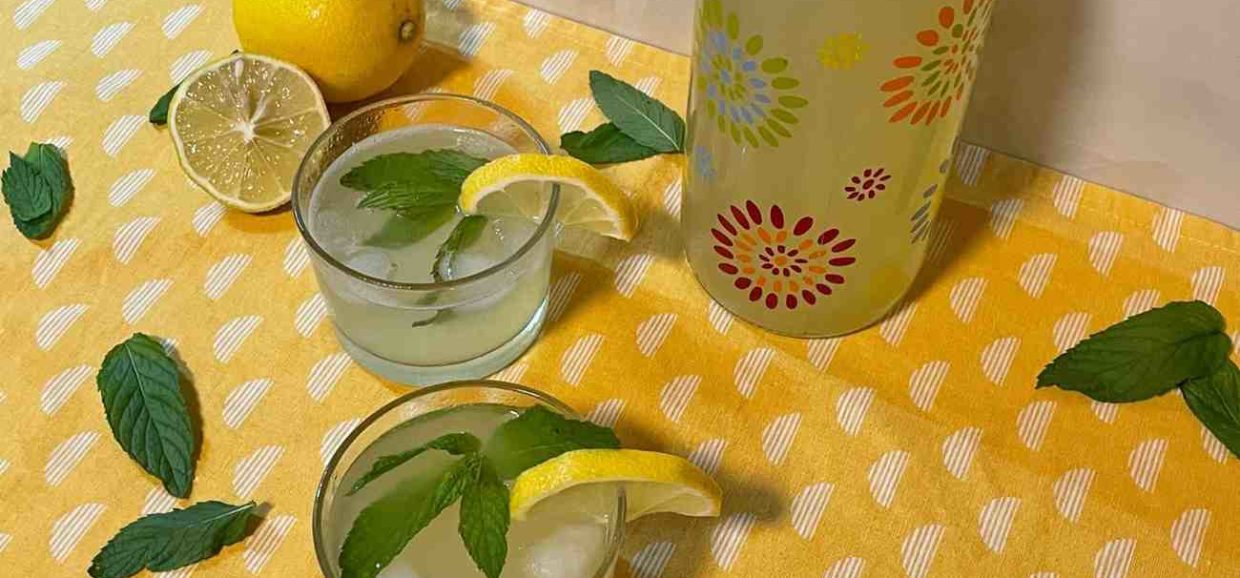 Συνταγή για την πιο δροσιστική σπιτική λεμονάδα με ανθρακούχο και φύλλα δυόσμου. Μια κλασική συνταγή για όλο το καλοκαίρι.