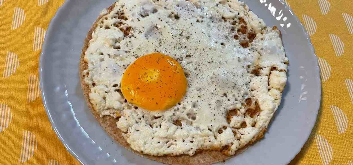 Δοκιμάστε αυτό το απλό και εύκολο πρωινό με τηγανητή φέτα, αυγό και τορτίγια. Απολαύστε το σε λίγα μόνο λεπτά.