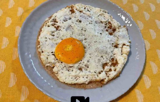 Δοκιμάστε αυτό το απλό και εύκολο πρωινό με τηγανητή φέτα, αυγό και τορτίγια. Απολαύστε το σε λίγα μόνο λεπτά.