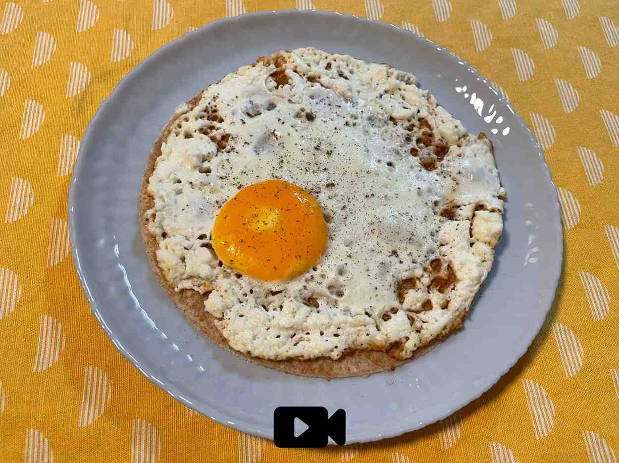 Δοκιμάστε αυτό το απλό και εύκολο πρωινό με τηγανητή φέτα, αυγό και τορτίγια. Απολαύστε το σε λίγα μόνο λεπτά.