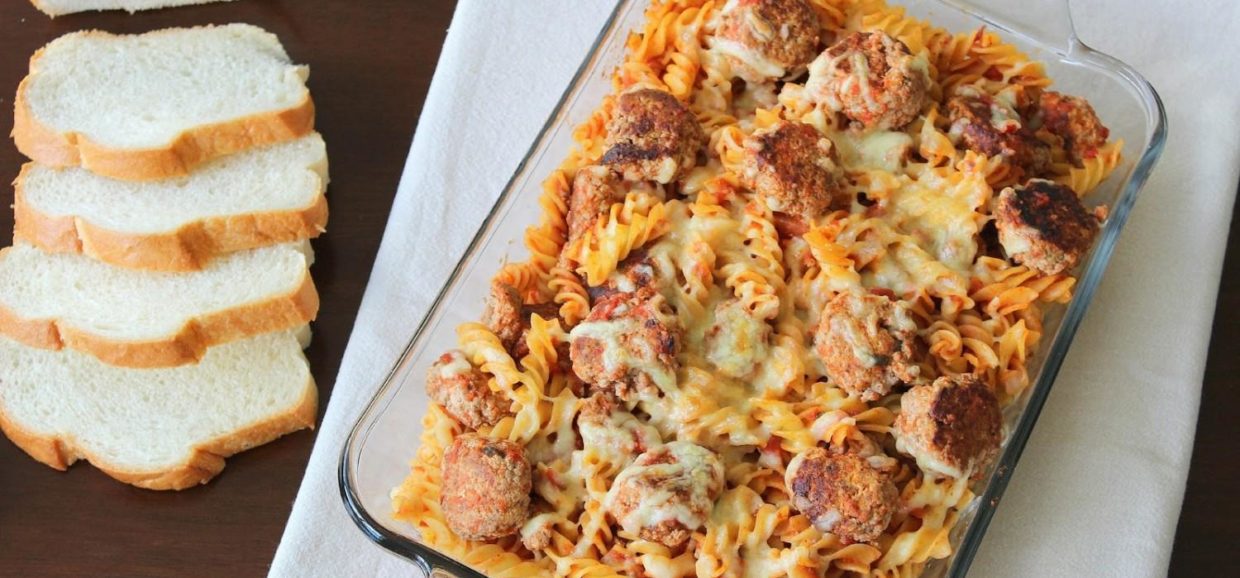 Συνταγή για κεφτεδάκια με κόκκινη σάλτσα, τυρί ρικότα και ζυμαρικά βίδες. Ένα πεντανόστιμο και πολύ εύκολο φαγητό που το λατρεύουν όλοι.