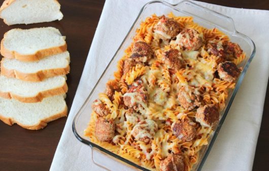 Συνταγή για κεφτεδάκια με κόκκινη σάλτσα, τυρί ρικότα και ζυμαρικά βίδες. Ένα πεντανόστιμο και πολύ εύκολο φαγητό που το λατρεύουν όλοι.