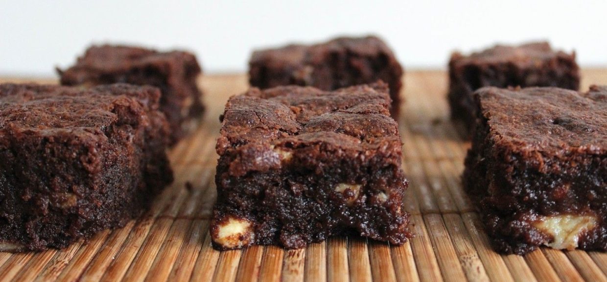 Συνταγή για ζουμερό brownies σοκολάτας με μπανάνα. Λαχταριστό με υπέροχη υφή το οποίο φτιάχνετε πανεύκολα.