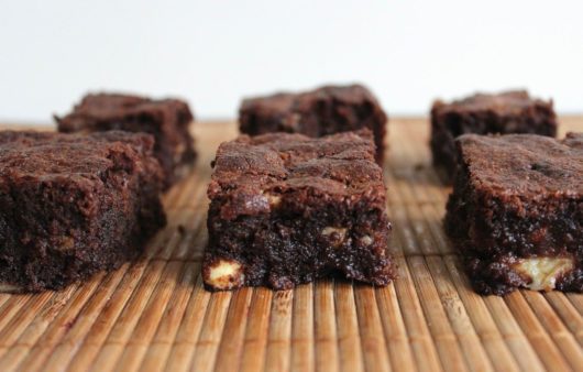 Συνταγή για ζουμερό brownies σοκολάτας με μπανάνα. Λαχταριστό με υπέροχη υφή το οποίο φτιάχνετε πανεύκολα.