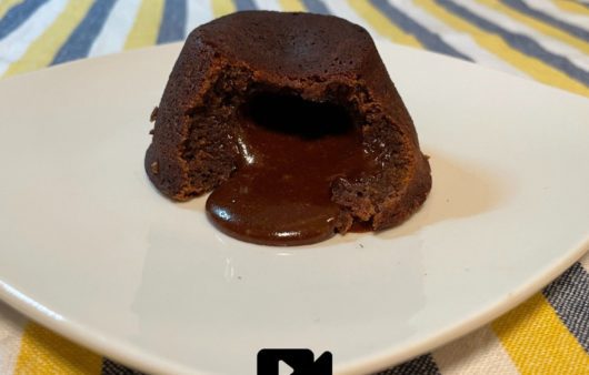 Συνταγή για Moelleux σοκολάτας (Μοελέ)! Μαλακό, υγρό και άκρως σοκολατένιο. Μοιάζει πολύ με το σουφλέ και καταναλώνετε λίγα δευτερόλεπτα αφότου ψηθεί.