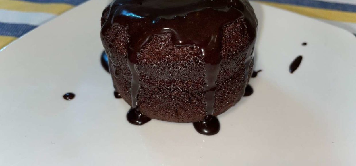 Συνταγή για ατομικό κέικ σοκολάτας με γλάσο σοκολάτας. Πανεύκολη συνταγή που θα την φτιάξετε σε λίγα μόνο λεπτά.