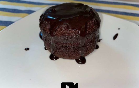 Συνταγή για ατομικό κέικ σοκολάτας με γλάσο σοκολάτας. Πανεύκολη συνταγή που θα την φτιάξετε σε λίγα μόνο λεπτά.