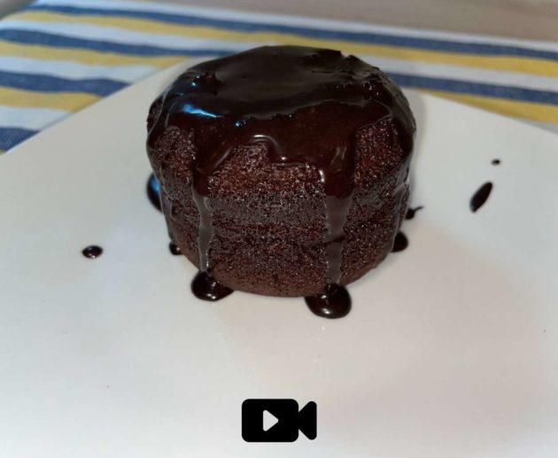 Συνταγή για ατομικό κέικ σοκολάτας με γλάσο σοκολάτας. Πανεύκολη συνταγή που θα την φτιάξετε σε λίγα μόνο λεπτά.