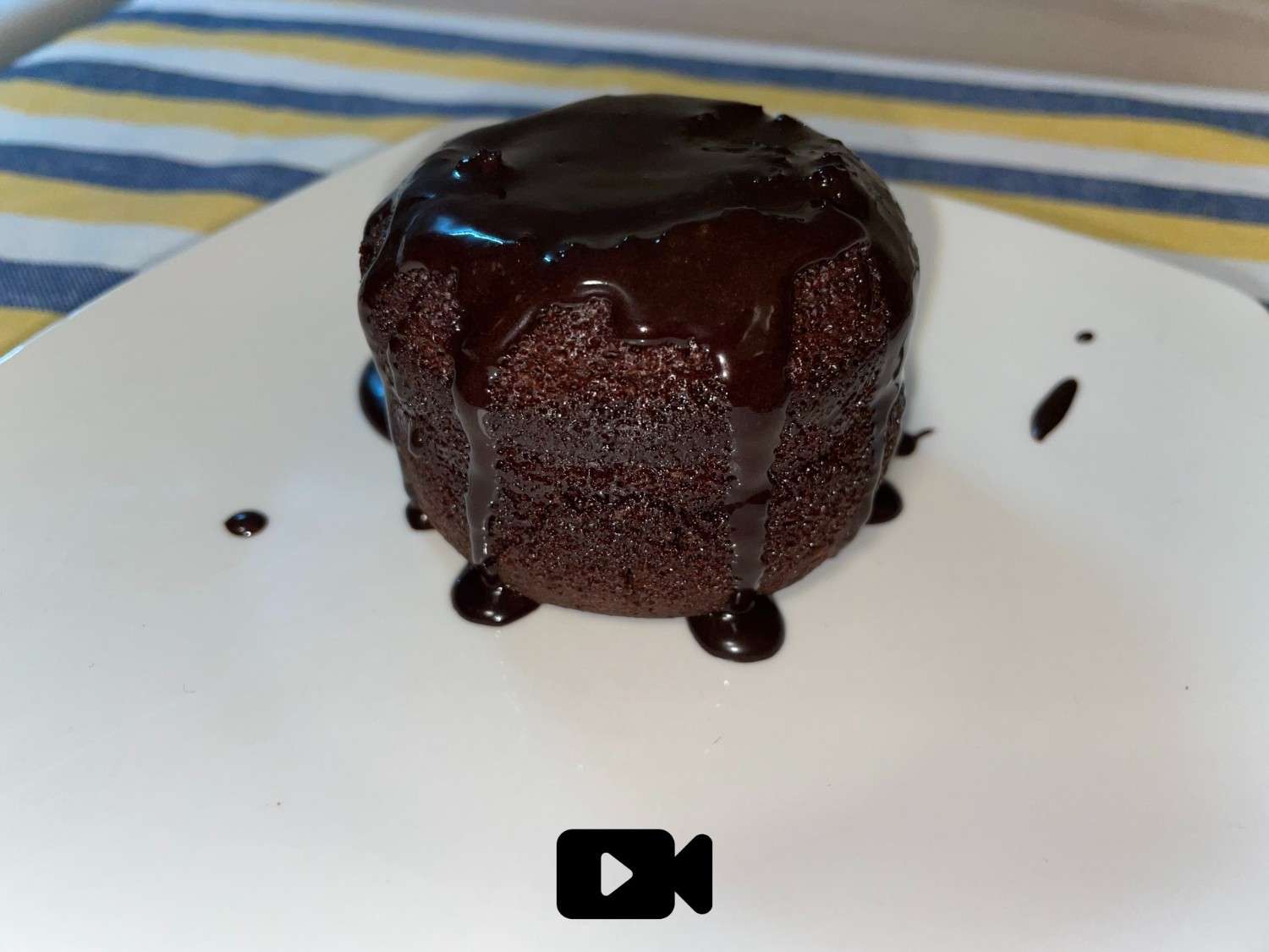 Συνταγή για ατομικό κέικ σοκολάτας με γλάσο σοκολάτας. Πανεύκολη συνταγή που θα την φτιάξετε σε λίγα μόνο λεπτά.