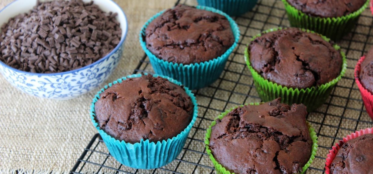 Συνταγή για αφράτα muffins σοκολάτας με γιαούρτι, με μοναδική υφή και γεύση.