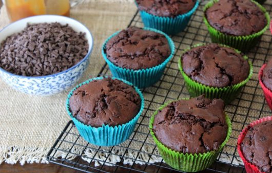 Συνταγή για αφράτα muffins σοκολάτας με γιαούρτι, με μοναδική υφή και γεύση.