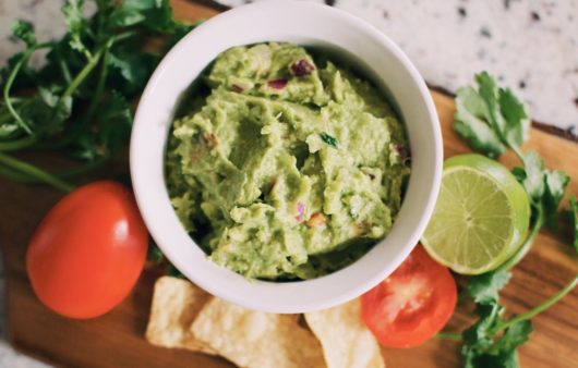 Συνταγή για αυθεντική σάλτσα γουκαμόλε με ώριμα αβοκάντο, ντομάτα κρεμμύδι και υπέροχα μυρωδικά. Ένα εκπληκτικό dip με πλούσια γεύση.