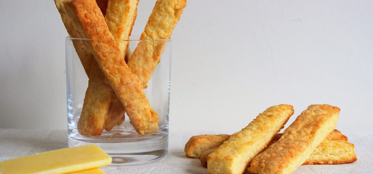 Συνταγή για γευστικά κριτσίνια τυριού με παρμεζάνα. Δοκιμάστε ένα υπέροχο και τραγανό αλμυρό σνακ για όλες τις ώρες. 