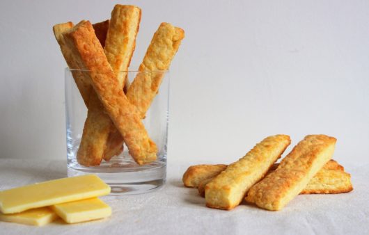 Συνταγή για γευστικά κριτσίνια τυριού με παρμεζάνα. Δοκιμάστε ένα υπέροχο και τραγανό αλμυρό σνακ για όλες τις ώρες. 