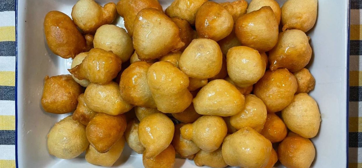 Συνταγή για υπέροχους λουκουμάδες. Τραγανοί από έξω και αφράτοι και ζουμεροί στο εσωτερικό τους. Τους απολαμβάνουμε σερβίροντάς τους με μέλι.