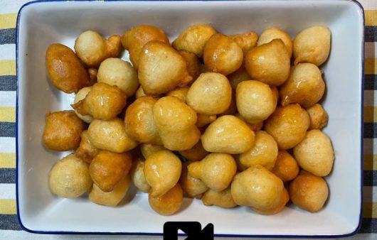 Συνταγή για υπέροχους λουκουμάδες. Τραγανοί από έξω και αφράτοι και ζουμεροί στο εσωτερικό τους. Τους απολαμβάνουμε σερβίροντάς τους με μέλι.