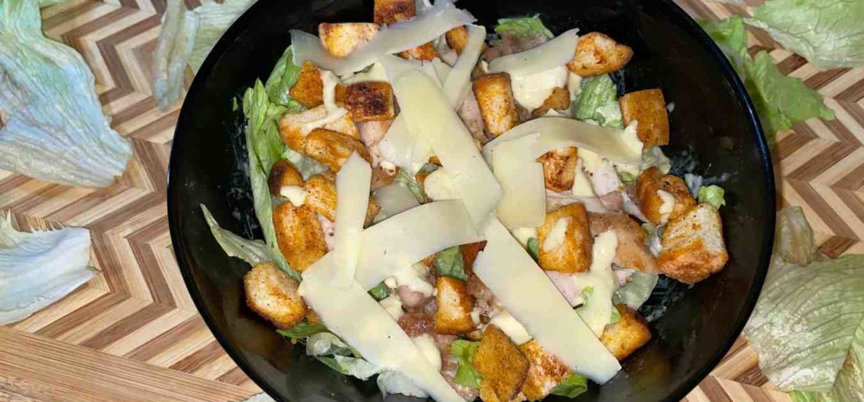 Συνταγή για σαλάτα του Καίσαρα με φιλέτο κοτόπουλο, εύκολο dressing και μοναδικά αρωματικά σπιτικά κρουτόν.