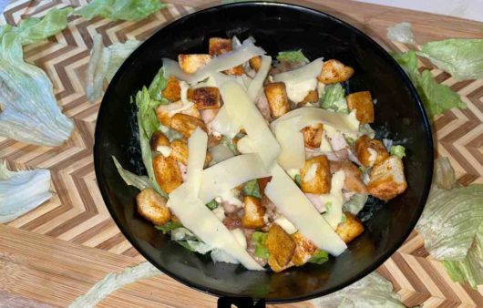 Συνταγή για σαλάτα του Καίσαρα με φιλέτο κοτόπουλο, εύκολο dressing και μοναδικά αρωματικά σπιτικά κρουτόν.