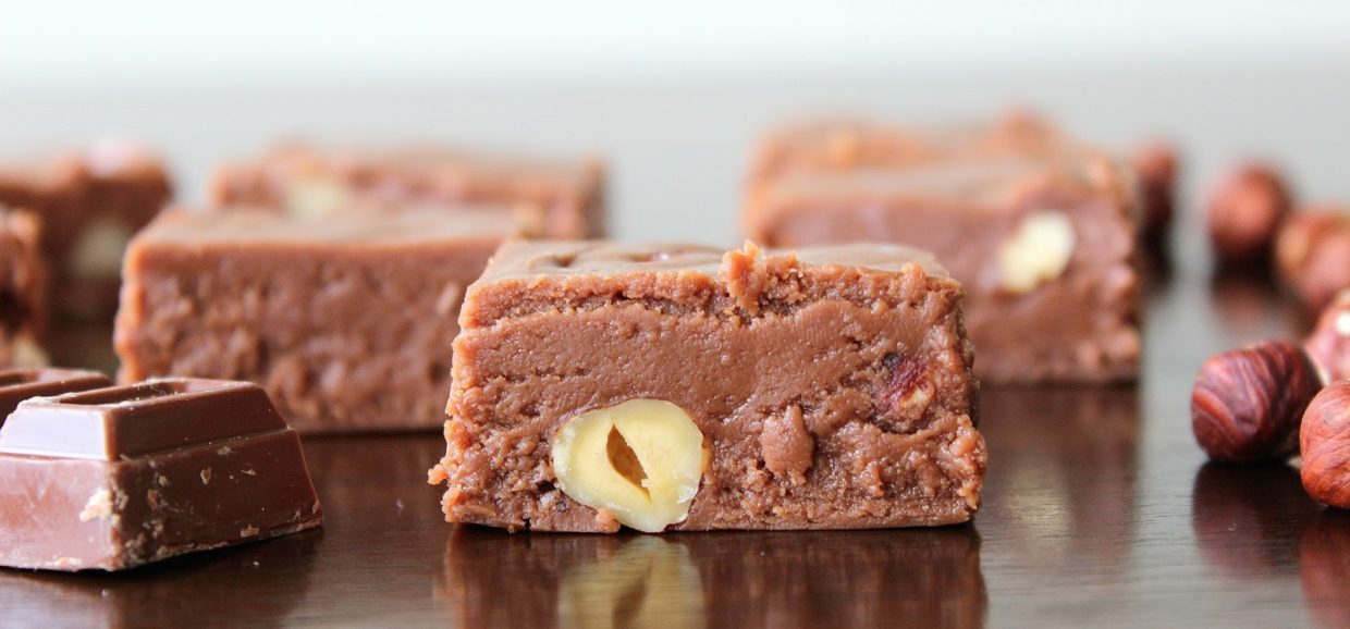 Συνταγή για φανταστικό φοντάν σοκολάτας με φουντούκια. Ένα υπέροχο γλύκισμα που το λατρεύουν μικροί και μεγάλοι.