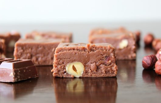 Συνταγή για φανταστικό φοντάν σοκολάτας με φουντούκια. Ένα υπέροχο γλύκισμα που το λατρεύουν μικροί και μεγάλοι.