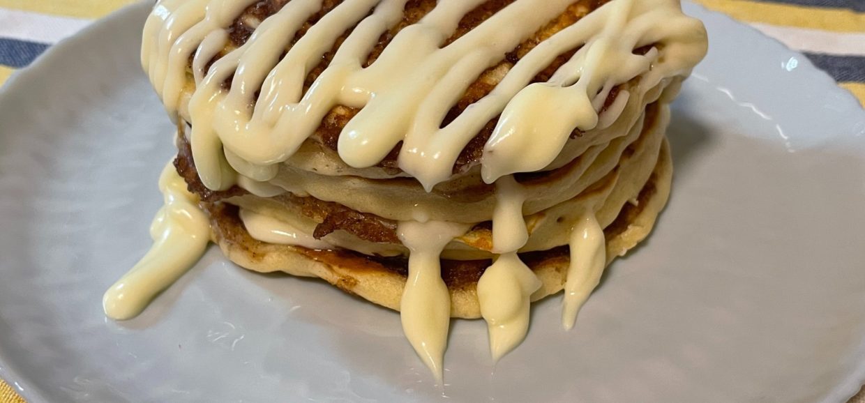 Συνταγή για τα διάσημα cinnamon roll pancakes. Είναι αφράτα, ζουμερά και γευστικά με άρωμα κανέλας και υπέροχου frosting με κρέμα τυρί.
