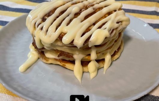Συνταγή για τα διάσημα cinnamon roll pancakes. Είναι αφράτα, ζουμερά και γευστικά με άρωμα κανέλας και υπέροχου frosting με κρέμα τυρί.