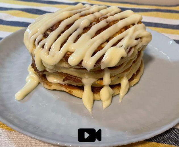 Συνταγή για τα διάσημα cinnamon roll pancakes. Είναι αφράτα, ζουμερά και γευστικά με άρωμα κανέλας και υπέροχου frosting με κρέμα τυρί.