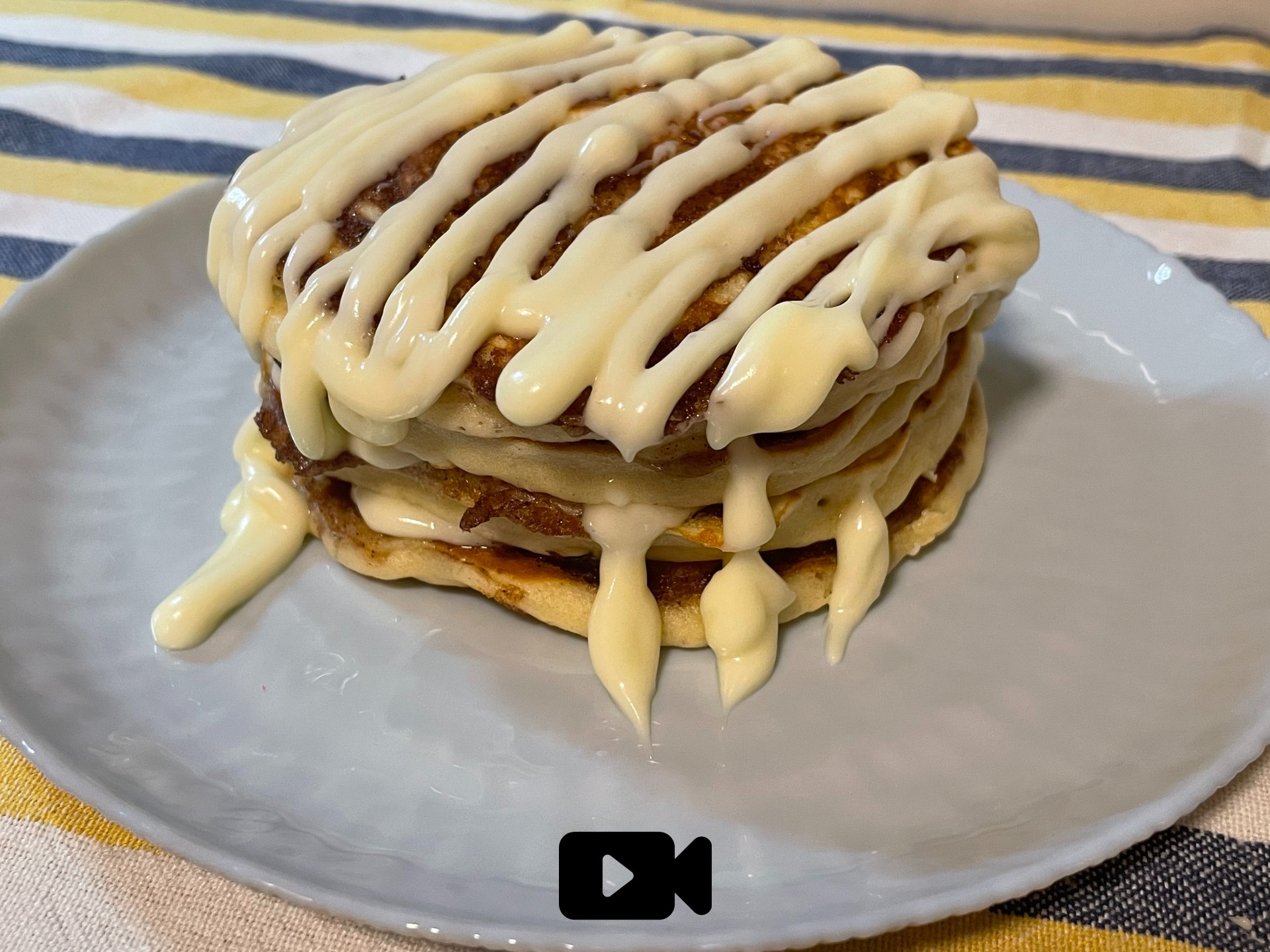 Συνταγή για τα διάσημα cinnamon roll pancakes. Είναι αφράτα, ζουμερά και γευστικά με άρωμα κανέλας και υπέροχου frosting με κρέμα τυρί.