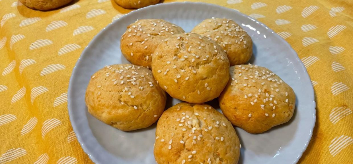 Συνταγή για τυροπιτάκια σε 5 λεπτά. Μια εύκολη και γρήγορη συνταγή, ιδανική για τη δουλειά και την καθημερινότητά σας.