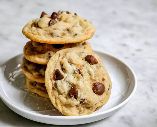 Συνταγή για cookies σοκολάτας. Τραγανά εξωτερικά, μαστιχωτά στο εσωτερικό τους. Περιέχουν κουβερτούρα και καρύδια.