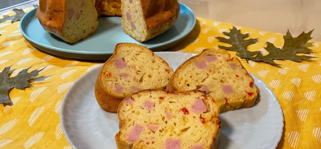 Συνταγή για υπέροχο αλμυρό κέικ με κίτρινο τυρί, γιαούρτι, παριζάκι και υπέρωχα αρώματα. Φτιάξτε το σε λίγα λεπτά χωρίς μίξερ.