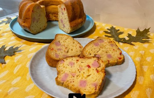 Συνταγή για υπέροχο αλμυρό κέικ με κίτρινο τυρί, γιαούρτι, παριζάκι και υπέρωχα αρώματα. Φτιάξτε το σε λίγα λεπτά χωρίς μίξερ.