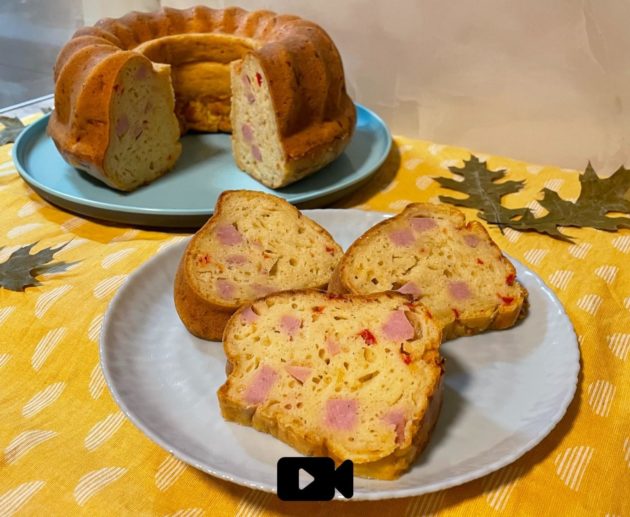 Συνταγή για υπέροχο αλμυρό κέικ με κίτρινο τυρί, γιαούρτι, παριζάκι και υπέρωχα αρώματα. Φτιάξτε το σε λίγα λεπτά χωρίς μίξερ.