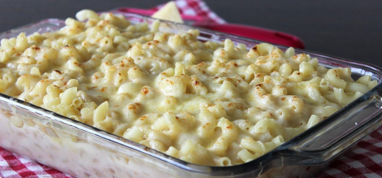 Συνταγή για εύκολο και γρήγορο mac and cheese. Μια κλασική κρεμώδης και ζουμερή συνταγή που κάθε μπουκιά λιώνει στο στόμα.