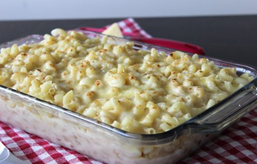 Συνταγή για εύκολο και γρήγορο mac and cheese. Μια κλασική κρεμώδης και ζουμερή συνταγή που κάθε μπουκιά λιώνει στο στόμα.