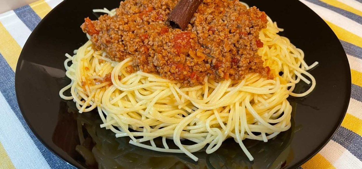 Συνταγή για σπιτικά μακαρόνια με κιμά. Ένα από τα πιο αγαπημένα φαγητά μικρών και μεγάλων, έτοιμο σε λίγα μόνο λεπτά.