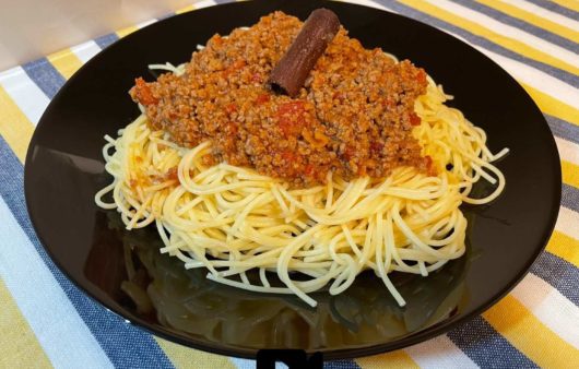 Συνταγή για σπιτικά μακαρόνια με κιμά. Ένα από τα πιο αγαπημένα φαγητά μικρών και μεγάλων, έτοιμο σε λίγα μόνο λεπτά.