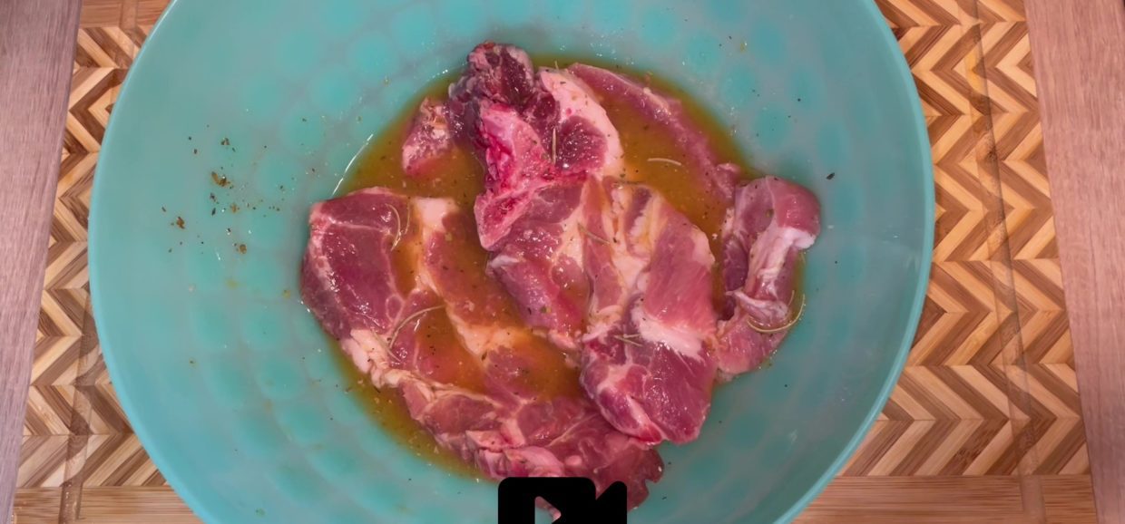 Συνταγή για μαρινάδα εσπεριδοειδών για χοιρινές μπριζόλες. Διαφορετική μαρινάδα που ταιριάζει ιδανικά με τις χοιρινές μπριζόλες στο φούρνο.